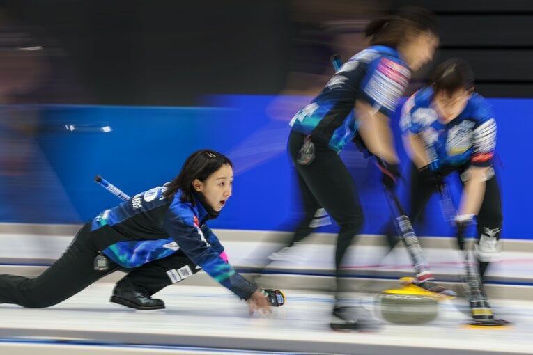 準決勝の北海道銀行戦でショットを放つ藤澤五月　©JIJI PRESS