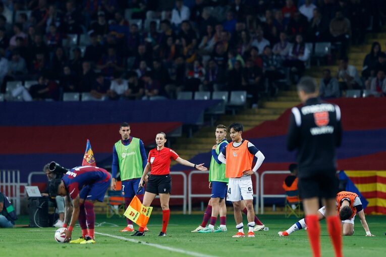 ラインズマンに直前のファールについて軽口を叩く久保　©Daisuke Nakashima