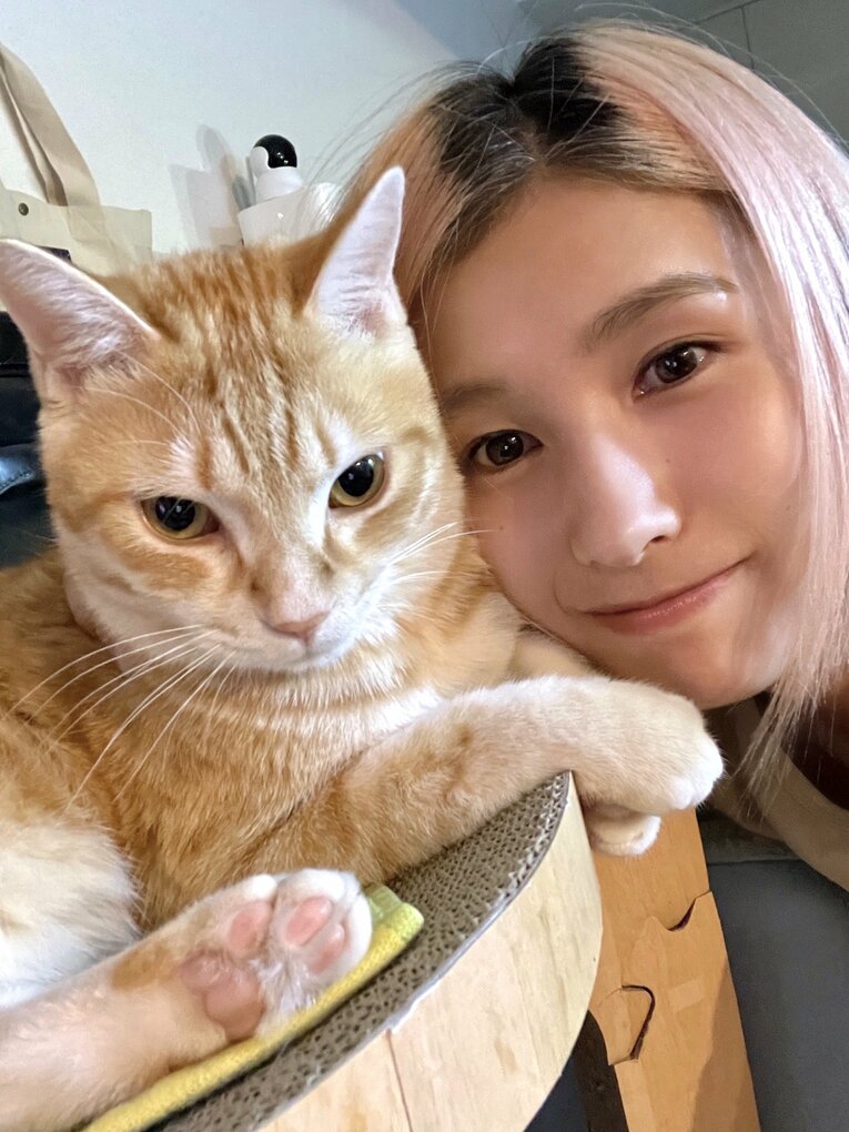 現在は3匹の猫とともに暮らしている。写真は加藤が地元で保護し家族となったサン君と　©本人提供