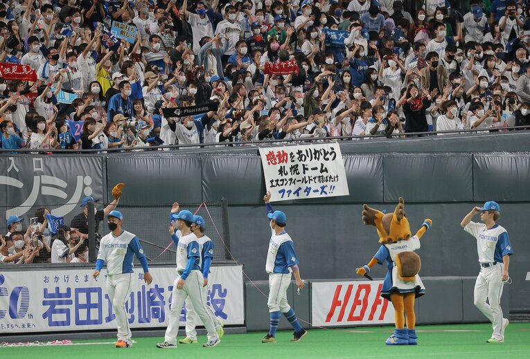 9月28日、札幌ドームでの最終戦では、試合後に日本ハムの選手たちが球場を一周。スタンドには感謝を伝える垂れ幕が見られた　©JIJI PRESS