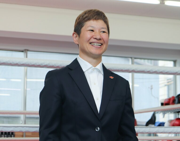 5月29日、ジムで引退会見を行った藤岡奈穂子　©JIJI PRESS