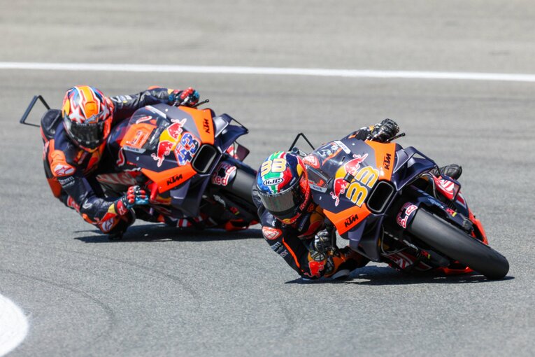 前を行くビンダーと後ろはミラー。共に好調KTMのライダー　©Satoshi Endo