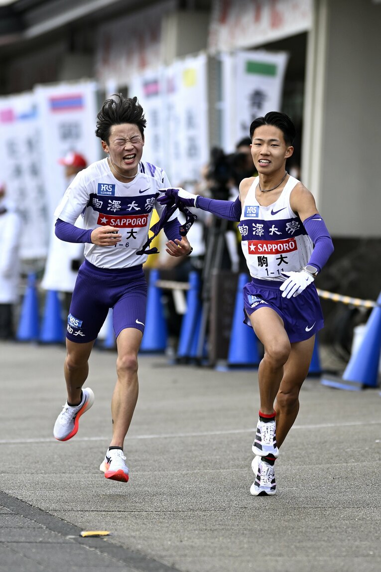 安原にやっとの思いで襷を渡す帰山　©Hiroyuki Nakamura