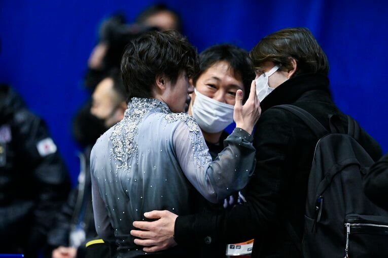 NHK杯、フリーの演技後、コーチのランビエル、出水慎一トレーナーと一緒に喜びを分かち合う 　©Asami Enomoto