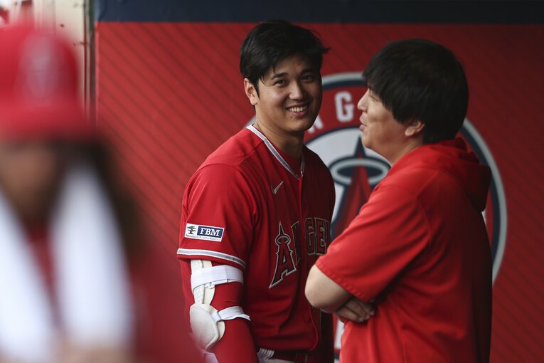 水原一平通訳とベンチで談笑する大谷翔平　©Getty Images