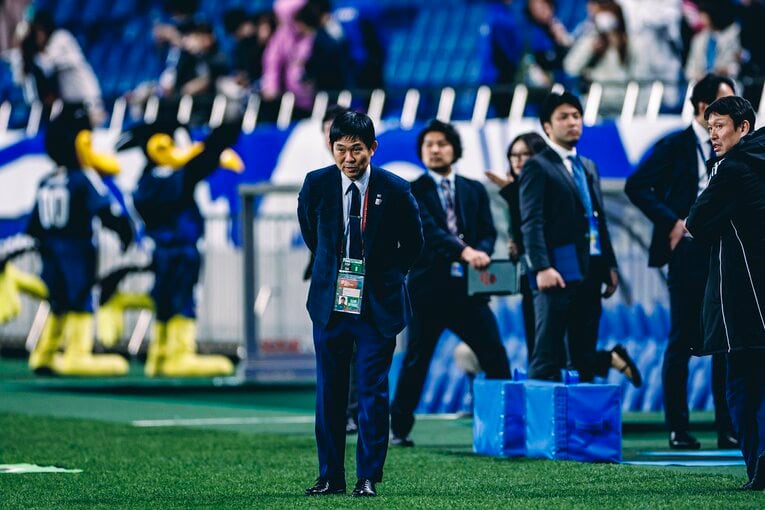 3月25日のサウジアラビア戦。試合後のピッチで4方向におじぎをする森保監督【1枚目／全2枚】　©Kiichi Matsumoto