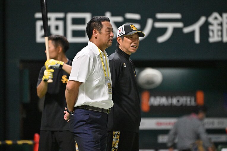 試合前の一コマ…OBの松中信彦氏と ©Hideki Sugiyama