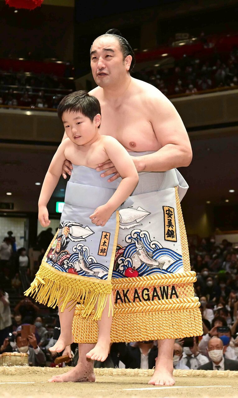 2022年5月、引退断髪式の日。長男と最後の土俵入りを披露する元安美錦の安治川親方。コロナ禍のため、断髪式は2度延期になった　©JIJI PRESS