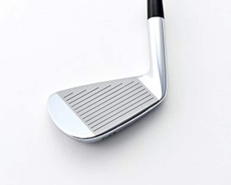 リーディングエッジは丸みを持たせ、トレーリングエッジは大きくラウンドさせているため、ボールが拾いやすく、あらゆるライでもシャープな抜けを可能にしている。 