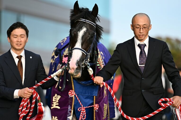 優勝レイをかけられたマスカレードボール　©Keiji Ishikawa