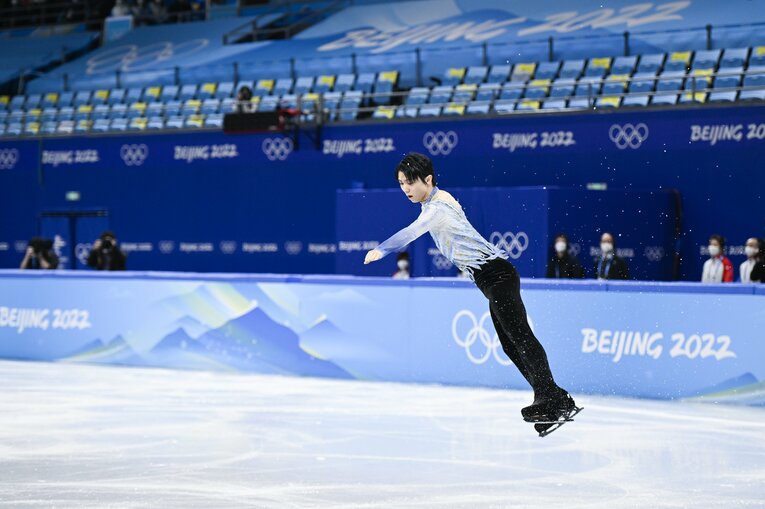 北京五輪ショートプラグラム『序奏とロンド・カプリチオーソ』、冒頭の4回転サルコウを決めれず、本人にとってはどうにもならないアクシデントだったが、それでも羽生は自分に原因を求めた　©Asami Enomoto/JMPA