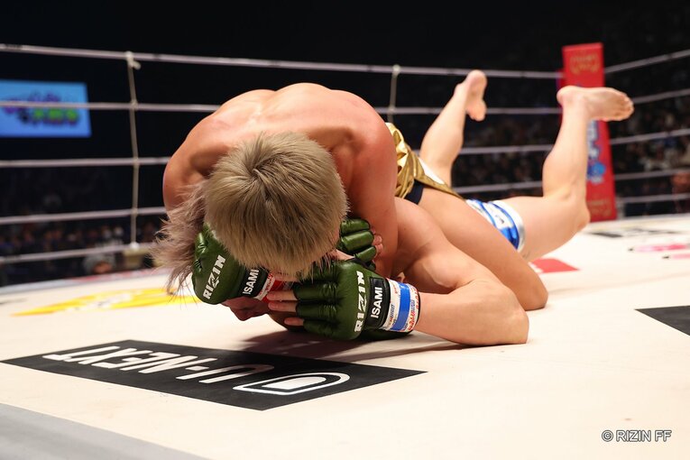 リアネイキッドチョークで安保を下した久保　©RIZIN FF