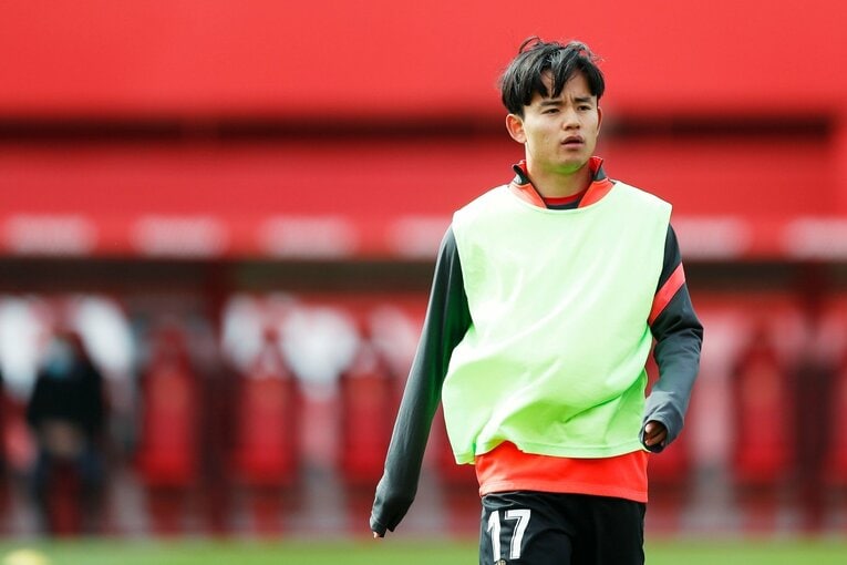 久保建英が“不可解判定”に怒った！ ラフプレーに抗議→イエローも…「バモス！クボ」とファンが信頼する理由〈撮影者の視点〉(3)