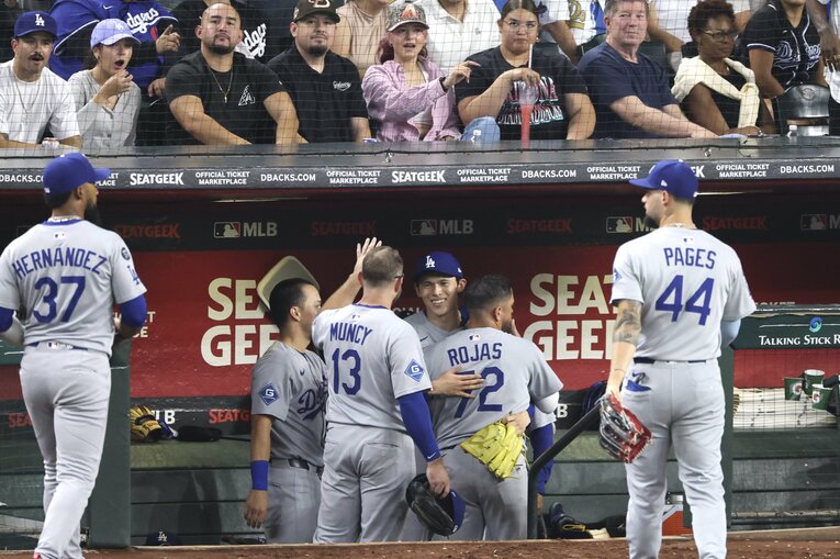 好リリーフの佐々木朗希にハグするロハスらドジャース同僚　©KYODO