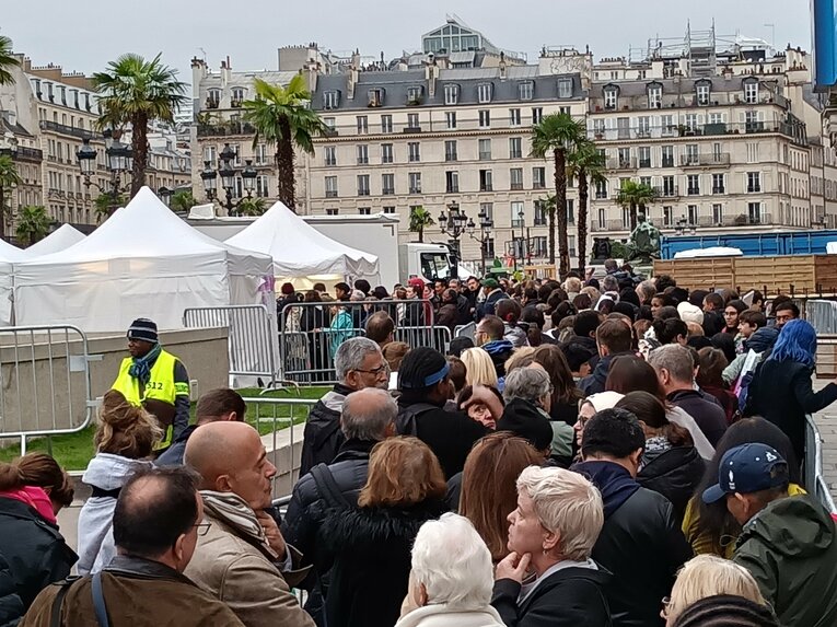10月、パリ市役所前の五輪グッズ在庫一掃セール　©Yuji Hirooka