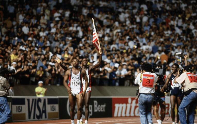 ゴール後のカール・ルイスと2位のリロイ・バレル ©︎Naoya Sanuki