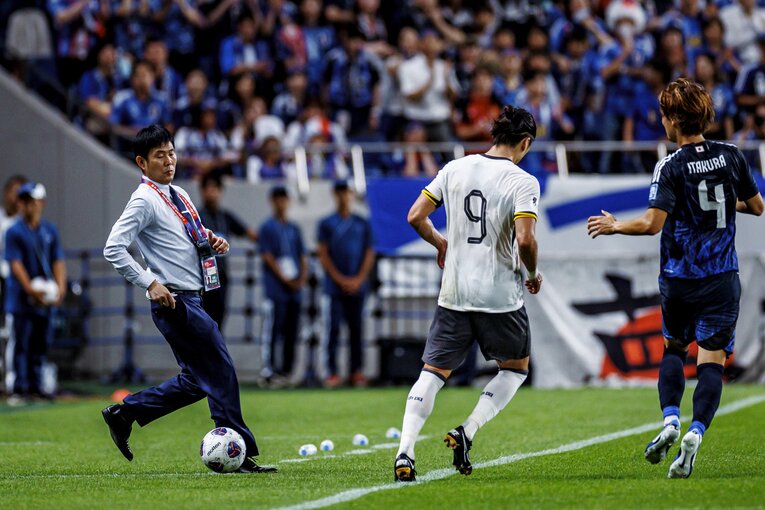 森保監督がラインを割ったボールを中国選手から“ボール回収”しようとする場面も　©Kiichi Matsumoto