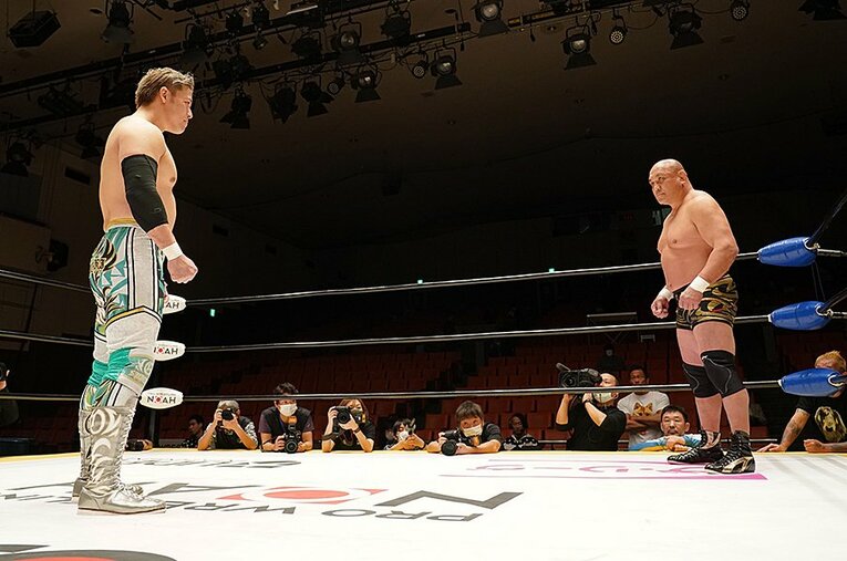 実に30分以上も続いた藤田和之と潮崎豪のにらみ合い。日本プロレス史に残るような、奇妙な試合となった。 ／ photograph by Essei Hara