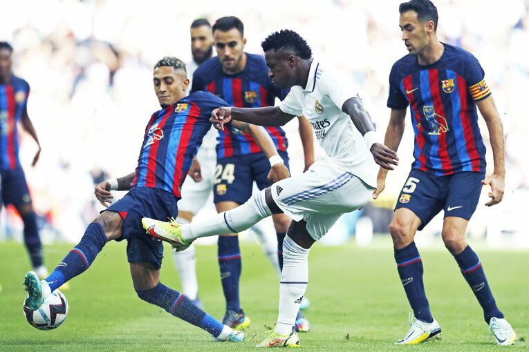 バルサの「タレント頼みで大雑把な攻撃＋脆いDFライン」危機的な不甲斐なさ… “盤石マドリーと明暗くっきりクラシコ”を撮った(14)