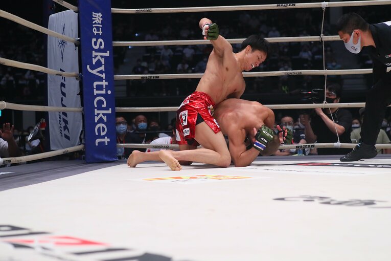 2020年8月の『RIZIN.23』では、朝倉海の強烈な打撃の前にTKO負け　©RIZIN FF