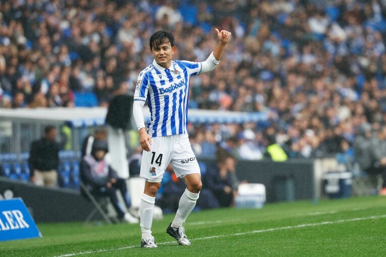 久保建英「とても苦いです」アシストだけでない復帰戦MVP〈カメラ目線ピース＋同僚の赤ちゃんに笑顔〉〈肩と太もも周りが大きく〉レンズが捉えたすべて(11)