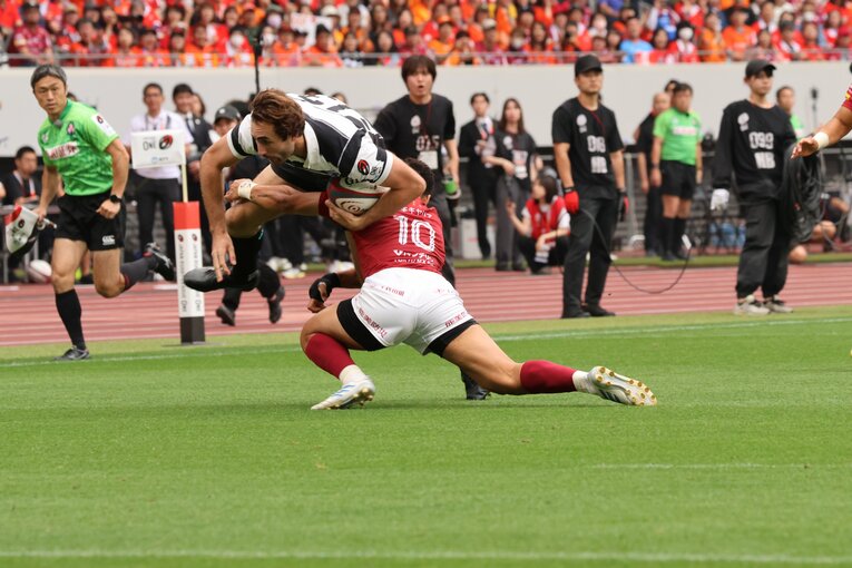 決勝では獅子奮迅の活躍を見せたモウンガだったが、試合後には「まさかの事実」が！　©Nobuhiko Otomo