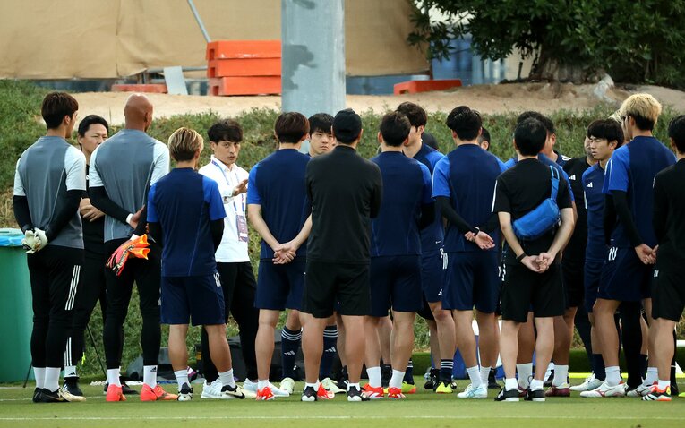 決勝を前に宮本会長の話を聞く選手たち　©JIJI PRESS