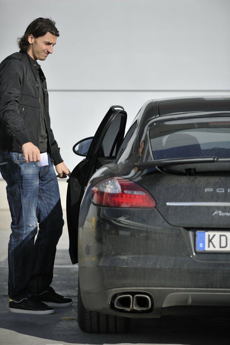 高級車とイブラ様（1／全2枚）　©Sports Graphic Number