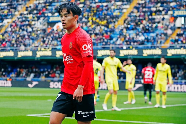 久保建英がエメリ戦術にハメられた？ “代表前の古巣ビジャレアル戦”撮影カメラマンが見た苦闘の要因〈少年ファンはユニをおねだり〉(23)