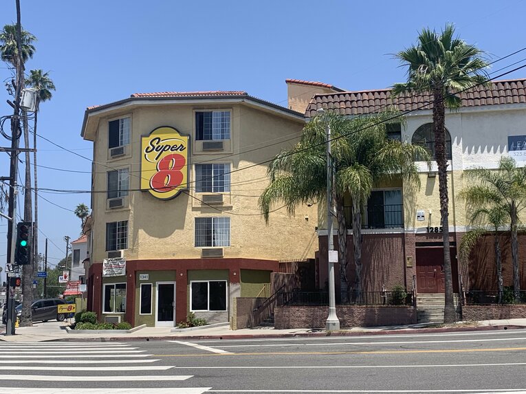 【ドジャースタジアム】球場から徒歩圏のホテルは少ない。「Super8」というホテルに泊まった。快適でした