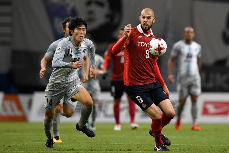 井原が印象的だと語った̪シモヴィッチとのマッチアップ（2017年シーズン、J1昇格プレーオフで）　©J.LEAGUE