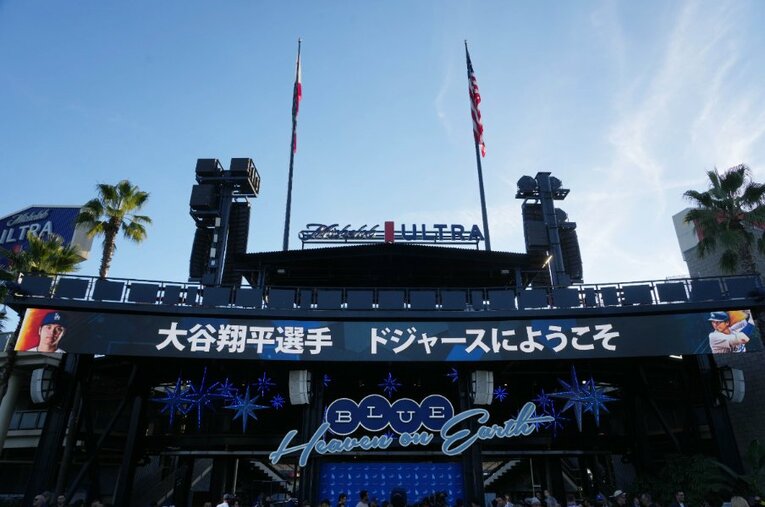 ドジャースタジアムに表示された大谷翔平へのウェルカムメッセージ。開幕戦は3月20日に韓国で予定されているが…　©Sipa USA/JIJI PRESS