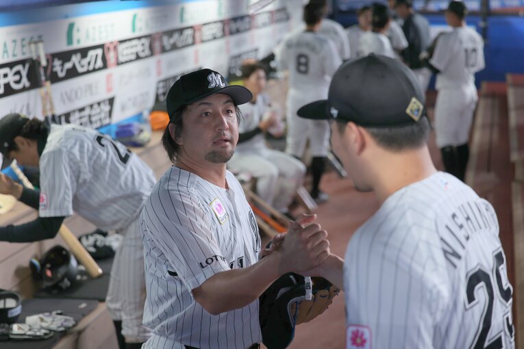 先発の西野とガッチリと握手を交わす澤村　©︎Chiba Lotte Marines