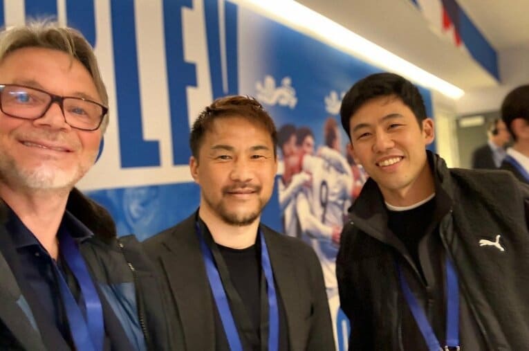 ウェンブリー現地観戦に訪れたトルシエと岡崎慎司、遠藤航。日本代表の歴史を越えた交流が育まれた ／ photograph by Philippe Troussier
