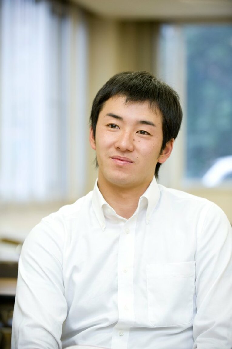 ドラフト後に取材を受ける斎藤 ／ photograph by Mami Yamada