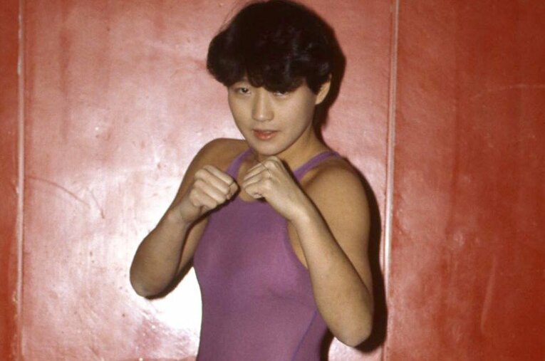 ファイティングポーズを取る若手時代の長与千種 ／ photograph by 東京スポーツ新聞社