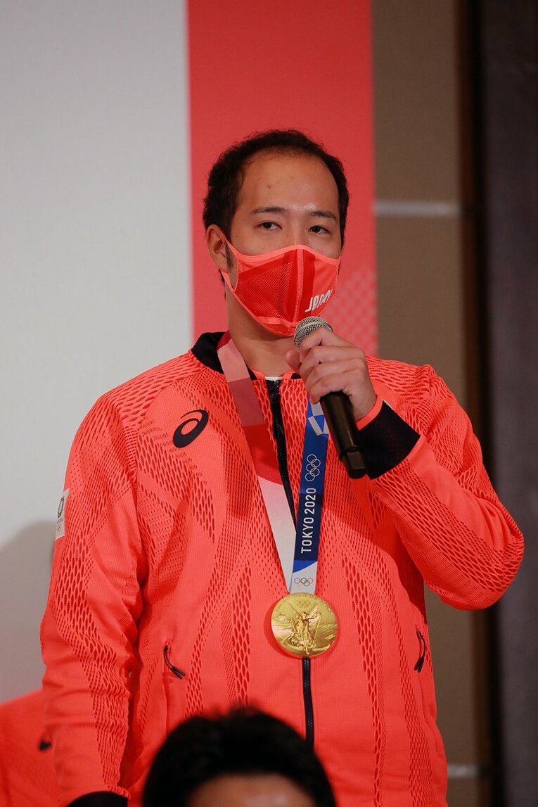東京五輪後は金メダルをかけてうれしそう　©JMPA