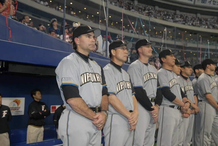 ヒルマンを隣で支え続けた白井は今年女子カーリングのメンタルコーチ就任　©KYODO