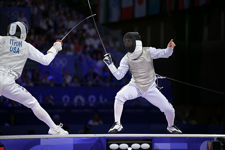 男子フルーレ個人3位決定戦、飯村一輝vs.ニック・イトキン　©Takuya Kaneko/JMPA