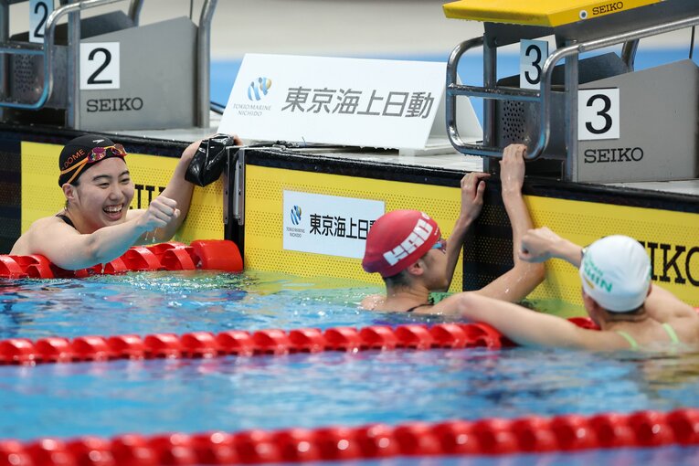 代表を決め、優勝した大橋と一緒にガッツポーズ　©︎Getty Images