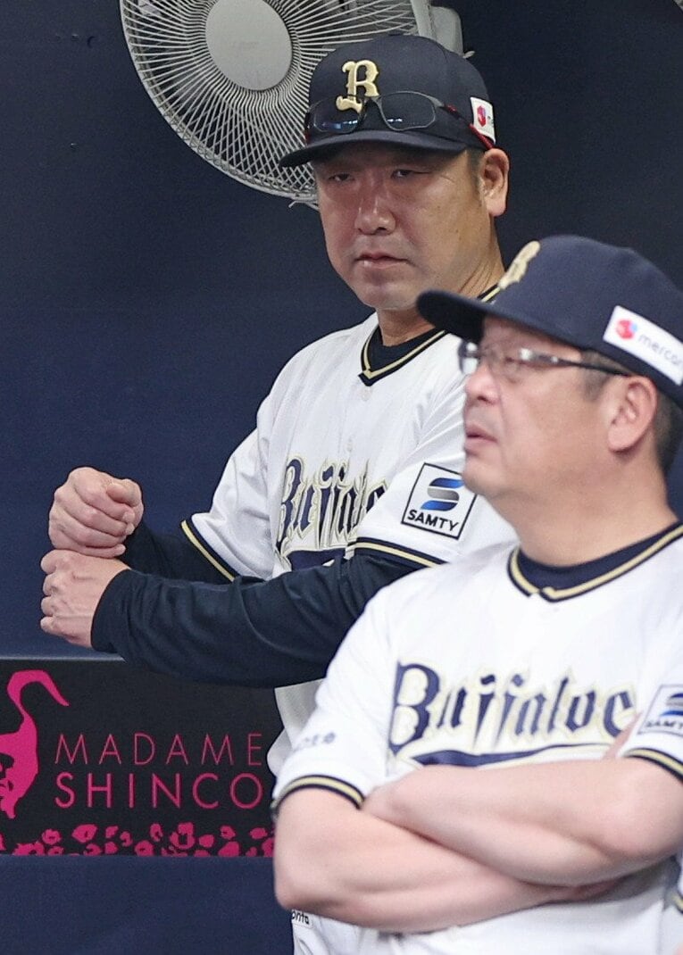 時に厳しく、時に優しく紅林を見守った中嶋監督（手前は水本ヘッドコーチ）　©︎JIJI PRESS
