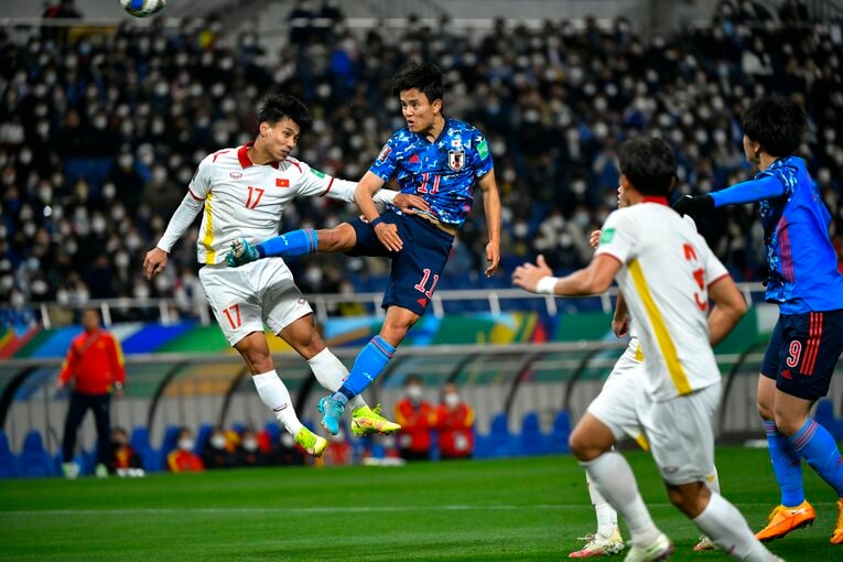 久保建英のヘディングシュート　©Takuya Sugiyama/JMPA