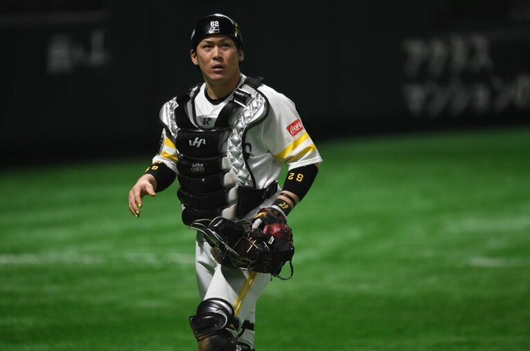 育成4位から球界を代表する捕手へ成長した甲斐 ／ photograph by Naoya Sanuki