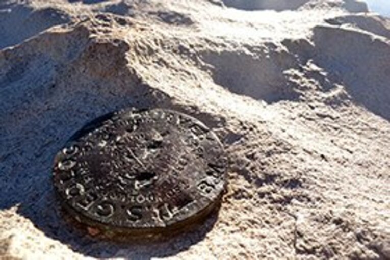 ホイットニー山頂に埋め込まれたオブジェ。 