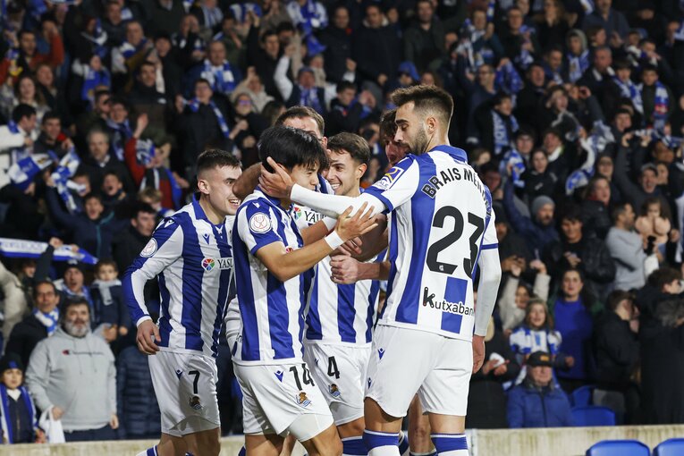 先制点でのセレブレーション、久保を労う仲間の姿が　©Daisuke Nakashima