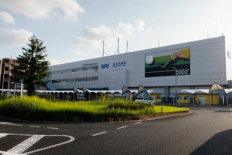 駅東側から見た浦和美園駅の駅舎