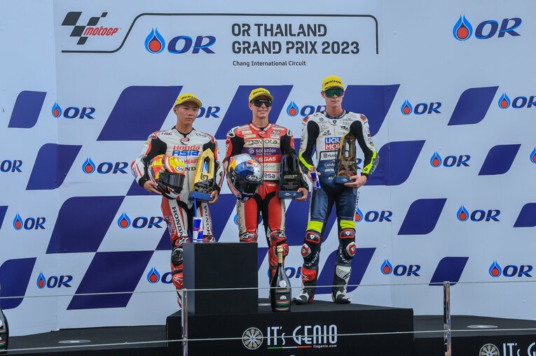 表彰台で喜ぶ古里太陽　©Satoshi Endo