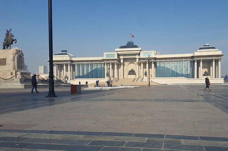 民主化運動の原点の地、スフバートル広場。1992年の新憲法発布が、モンゴル人力士が来日するキッカケとなった。 ／ photograph by Tetsushi Mori