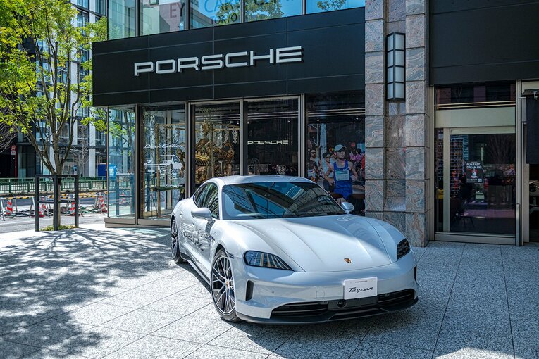 東京マラソンのコース沿道に構える「ポルシェスタジオ日本橋」