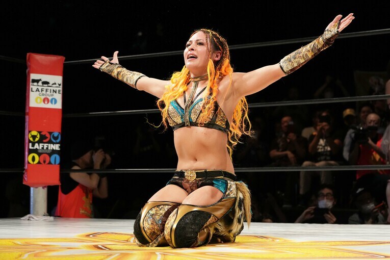 マリーゴールドのリングに別れを告げるジュリア　©Essei Hara